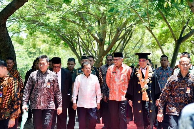 Wapres Jusuf Kalla Bersama Plt Gubernur Aceh, Rektor Universitas Syiah Kuala dan Wakil Ketua DPRA dalam Acara Milad Unsyiah dan Peresmian Proyek 7in1 Unsyiah