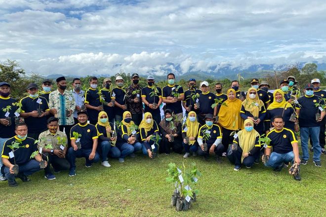 Photo Bersama Anggota Kegiatan Penghijauan di Waduk Keuliling