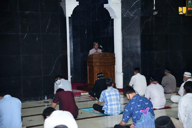 Kementerian PUPR menggelar Sholat Idul Adha di Masjid As Salam dengan menerapkan protokol kesehatan pencegahan COVID-19