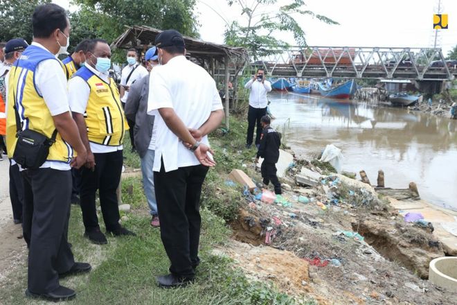 Wakil Menteri PUPR John Wempi Wetipo saat meninjau pembangunan duplikasi Jembatan Peureulak, Rabu (9/12/2020) 