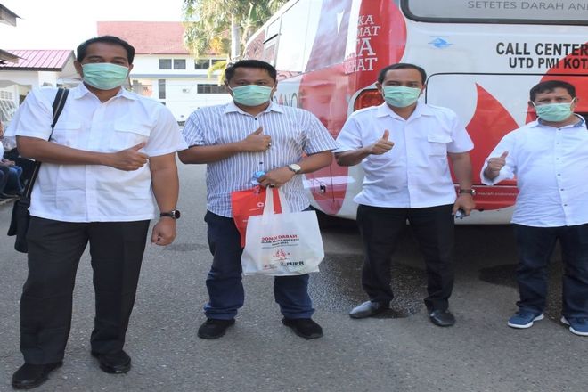 Kepala BWSS 1, Ir. Djaya Sukarno bersama Peserta Donor Darah