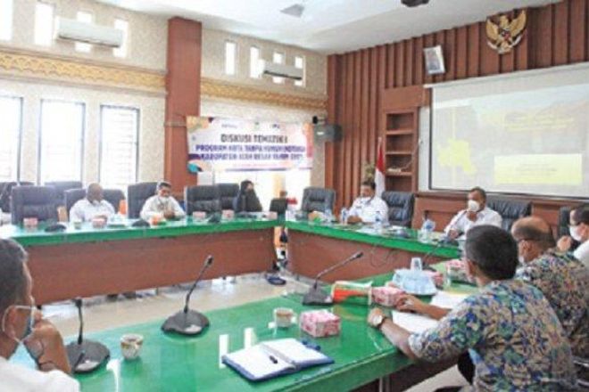 Sekdakab Aceh Besar Drs Sulaimi MSi membuka Diskusi Tematik 1 Program Kota Tanpa Kumuh (Kotaku) di Aula Kantor Bupati Aceh Besar, Rabu (4/8/2021). 