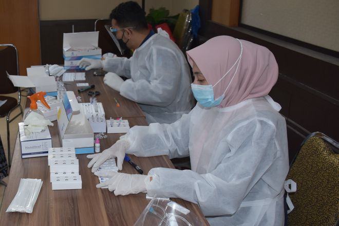 Petugas Sedang Memeriksa Hasil Test Swab Antigen Pegawai Balai Wilayah Sungai Sumatera I 