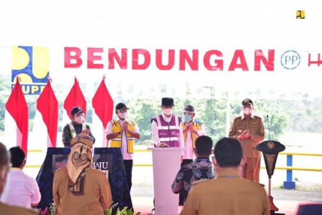 Presiden Joko Widodo (Jokowi) didampingi Menteri Pekerjaan Umum dan Perumahan Rakyat (PUPR) Basuki Hadimuljono, Kepala Staf Kepresidenan Moeldoko, Gubernur Banten Wahidin Halim, dan Direktur Utama PT PP Novel Arsyad meresmikan Bendungan Sindangheula yang berada di Kabupaten Serang, Provinsi Banten, Kamis (4/3/2021).