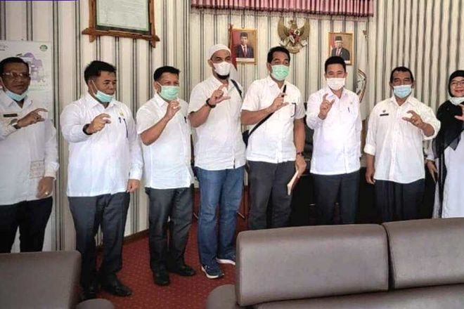 Sekretaris Daerah Drs. Haili Yoga, M.Si didampingi Asisten Pemerintahan, Keistimewaan Aceh dan Kesejahteraan Rakyat Drs. Mukhlis, Asisten Administrasi dan Umum Armansyah, SE, MT dan Kepala Dinas Pertanahan Mahfudhah, SH, MH. Menerima kedatangan Kepala Balai Wilayah Sungai Wilayah Sumatera I Kementerian PUPR Djaya Soekarno beserta rombongan.