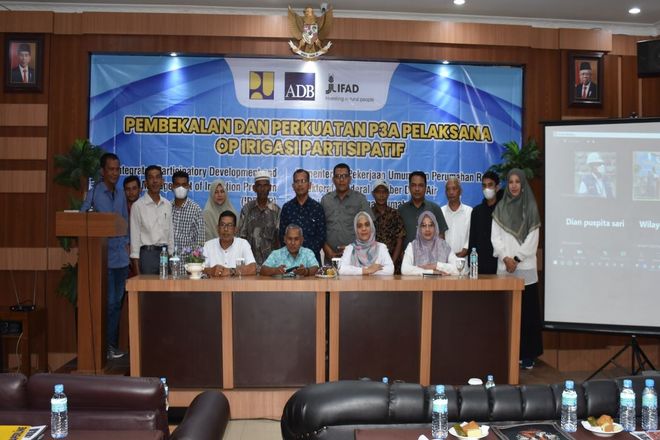 Foto Bersama Kasi OP, Nara Sumber, dan Peserta Pembekalan dan Perkuatan P3A Pelaksana OP Irigasi Partisipatif