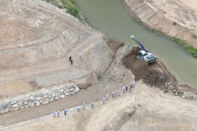 Proses River Closure menggunakan Excavator