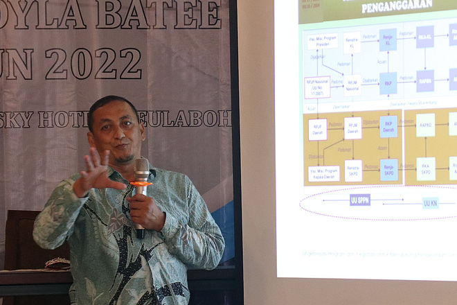 Bapak Dr. Husnan, ST, MP. memaparkan alur perencanaan dan penganggaran Bappeda Aceh
