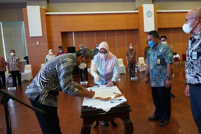 Foto : Dirjen SDA Jarot menandatangani Naskah Serah Terima Jabatan Kepala Subdirektorat Wil I, Dit. ATAB