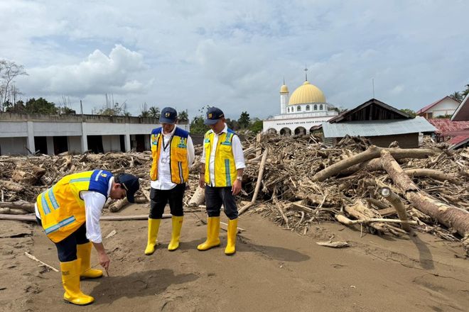 Direktur Jenderal SDA (tengah) bersama DIrektur Sungai dan Pantai (kiri) didampingi Kepala BWS Sumatera I meninjau kerusakan Krueng Meureudu Pidie Jaya