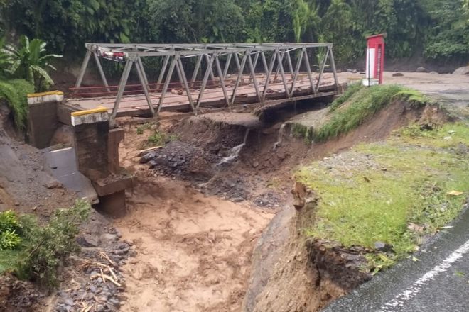 Kondisi jembatan di area Tajuk Enang-enang (jalur Bireuen - Bener Meriah) terputus