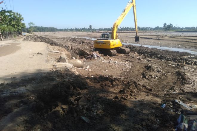 Excavator BWS Sumatera I beroperasi membersihkan area banjir di Pidie Jaya