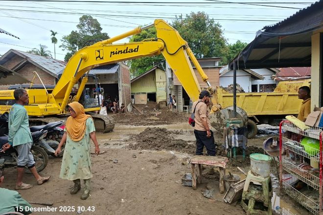 Excavator BWS Sumatera I membersihkan lumpur di Simpang 4 menuju Desa Beuringen Pidie Jaya