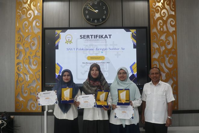 SNVT PJSA, Satker Balai, SNVT PJPA (kiri ke kanan) menerima penghargaan Manajemen Resiko Terbaik yang diserahkan langsung oleh Kasi Ketatalaksanaan