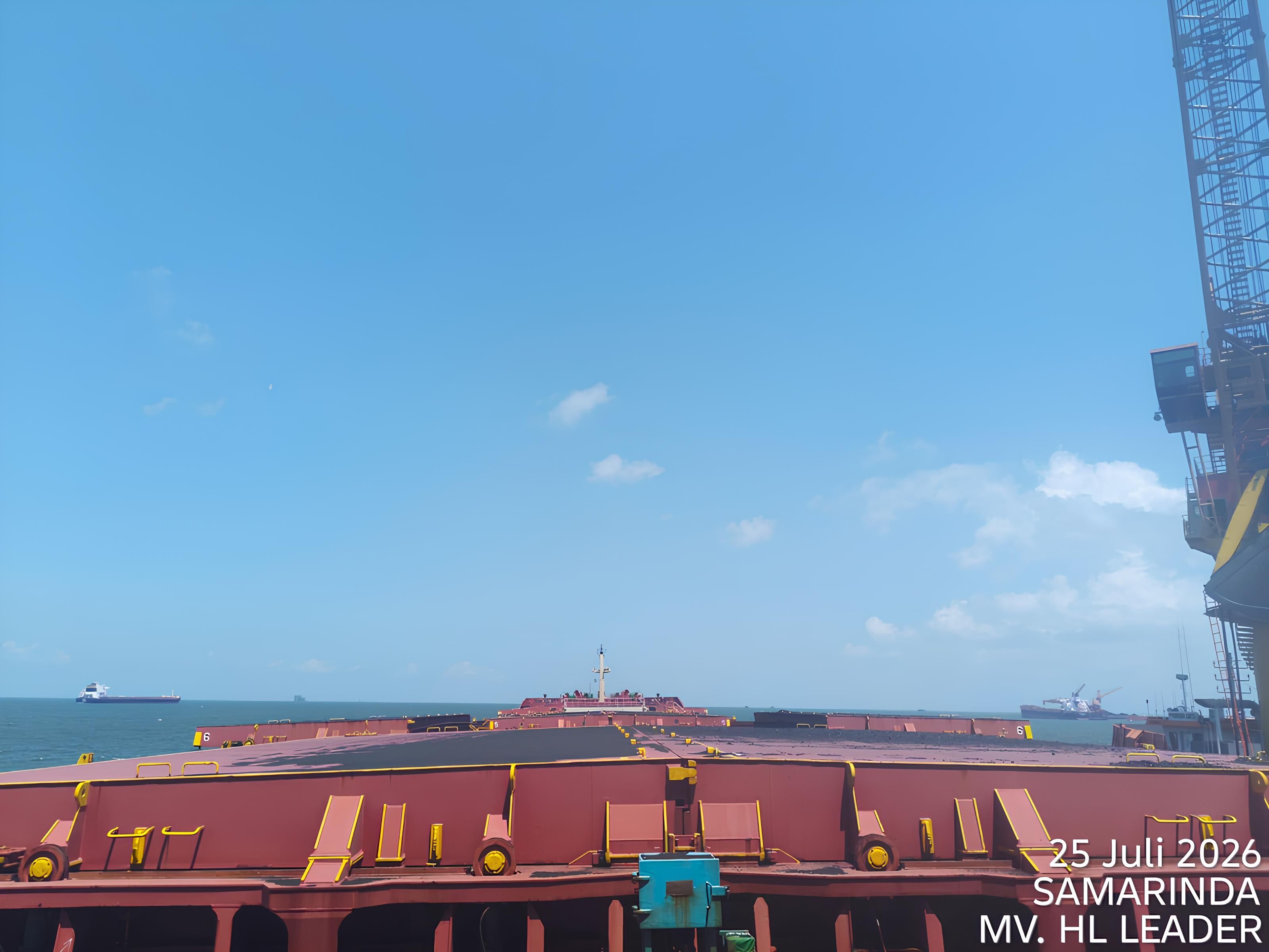 Crane kapal beroperasi