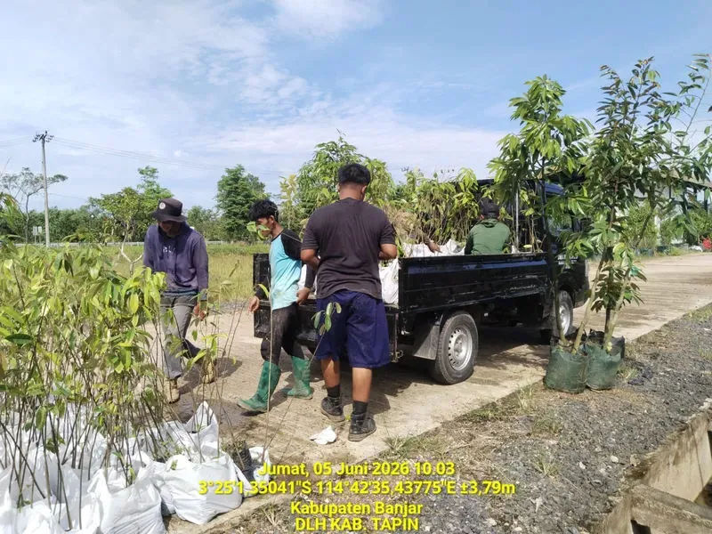 Pengambilan Bibit Durian Musang King di Persemaian BPDAS Barito Liang Anggang untuk Hari Lingkungan Hidup di Desa Salam Babaris