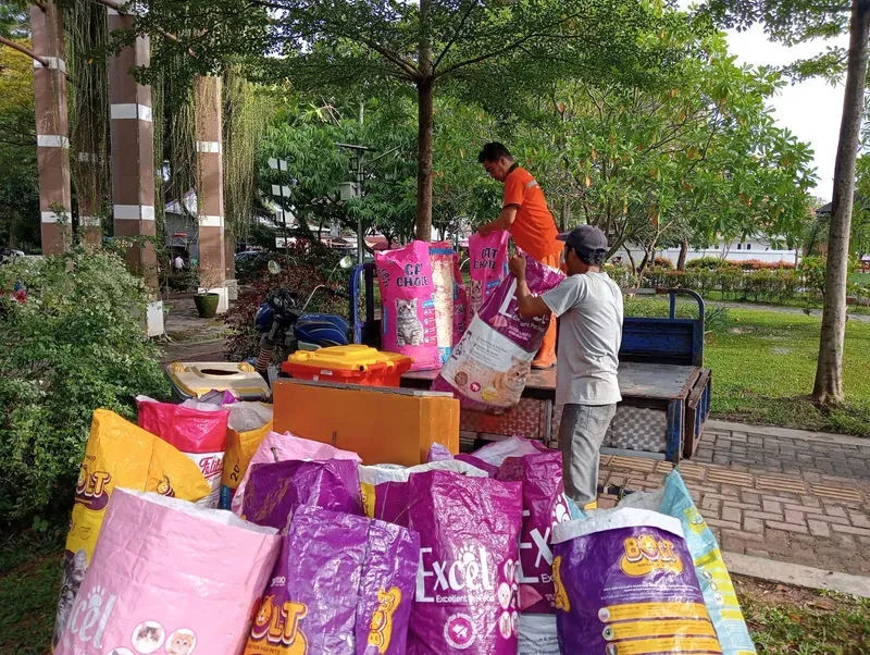 Penumpukan karung sampah di area Taman Harapan