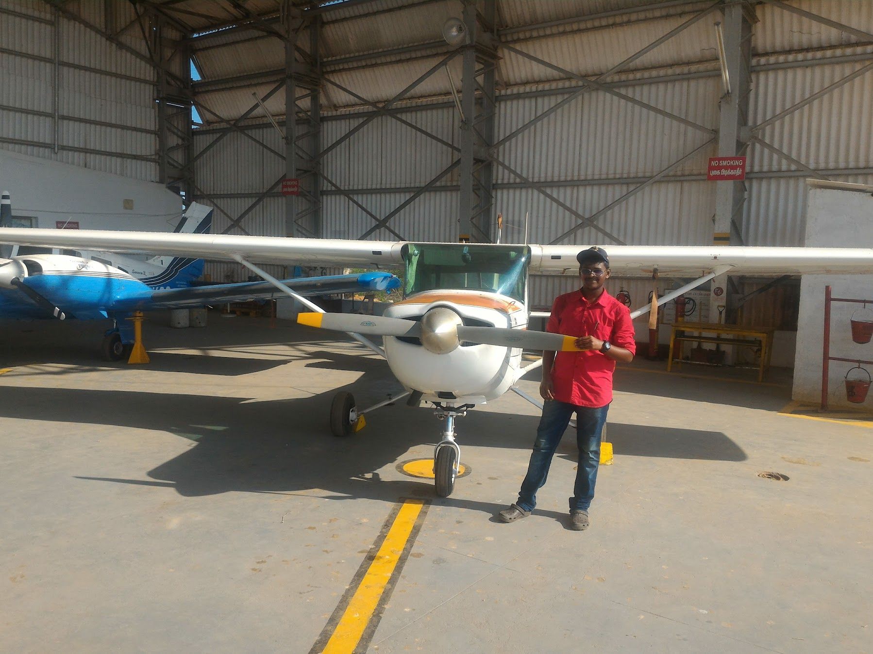 Leonard with VT-OFS in the hangar