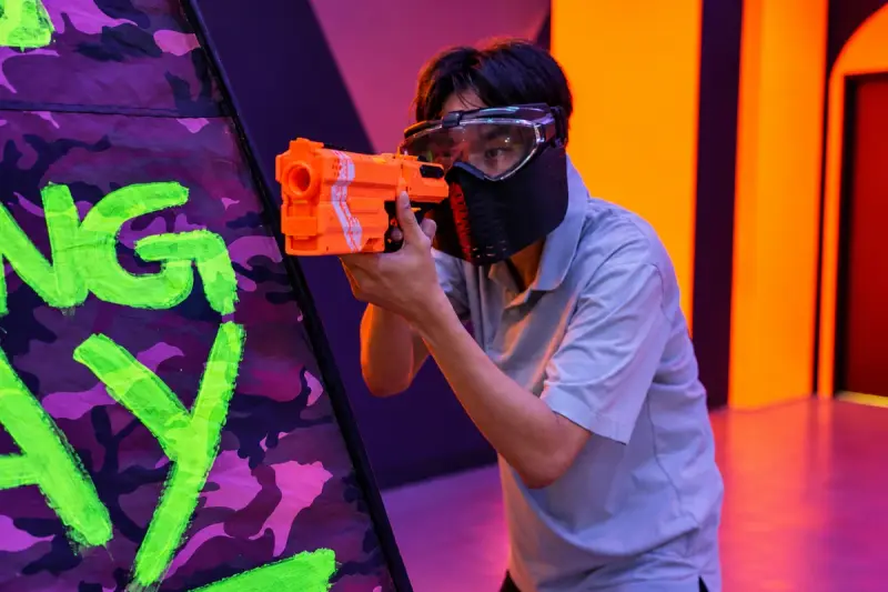 A player aims over the top of a bunker
