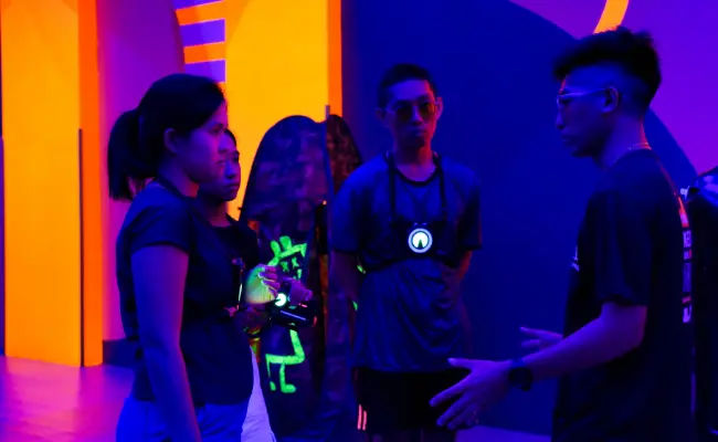 facilitator briefing laser tag players in singapore