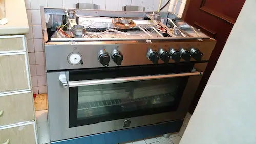 HomeUnited Repair Service - Microwave Oven Repair Singapore (Credit: HomeUnited Repair Service)