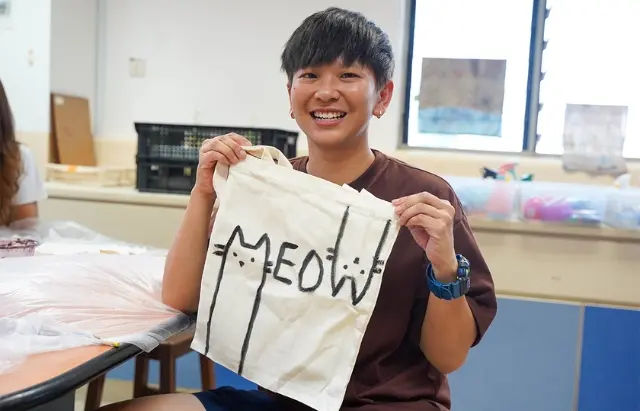 tote bag art jamming participant in singapore