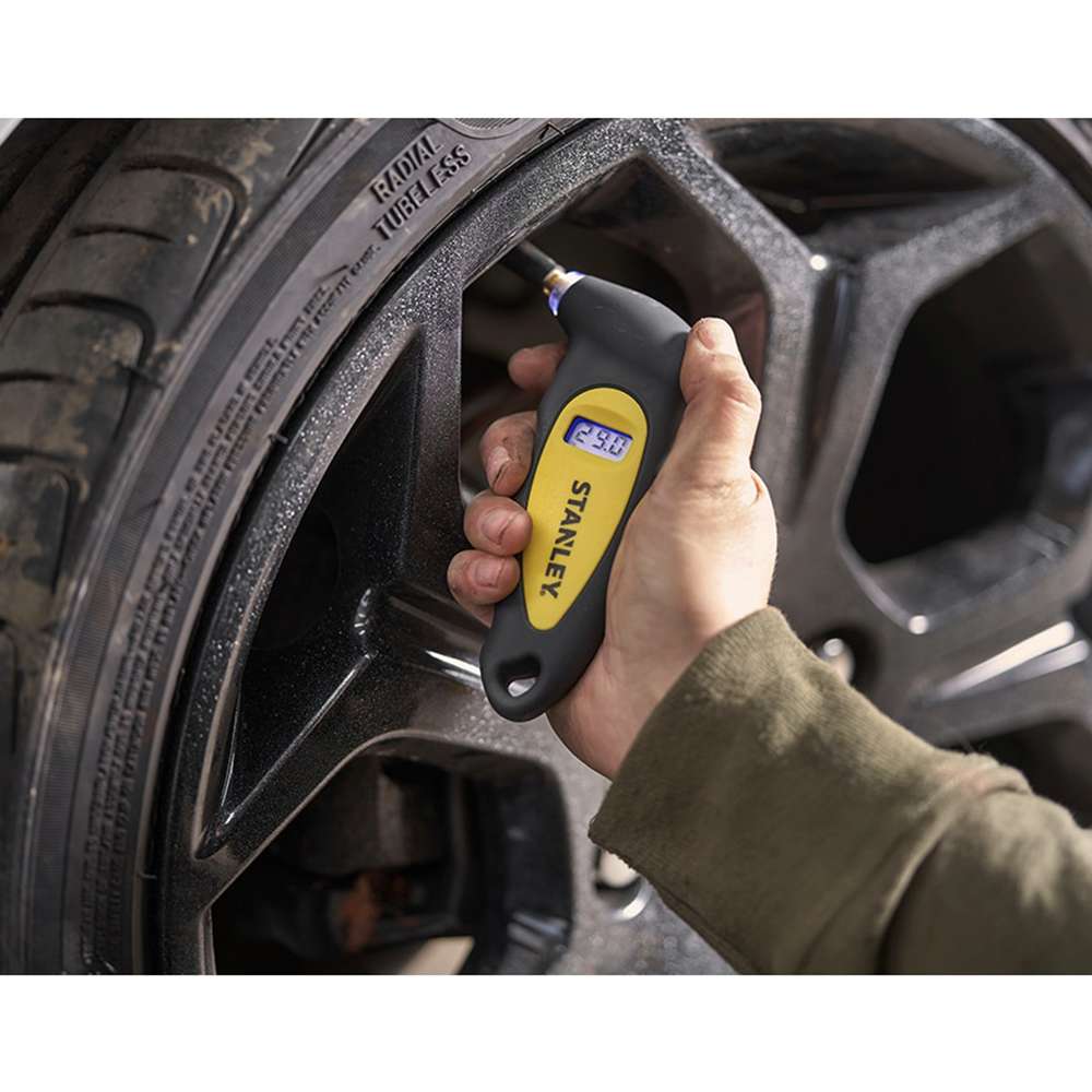مقياس ضغط الإطارات الرقمي من Stanley غير القابل للانزلاق و المزود بمقبض مريح  STHT80874-0 2