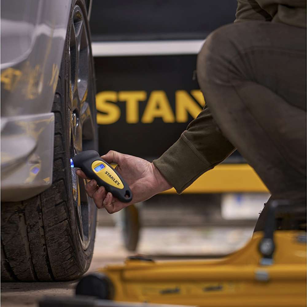 مقياس ضغط الإطارات الرقمي من Stanley غير القابل للانزلاق و المزود بمقبض مريح  STHT80874-0 5