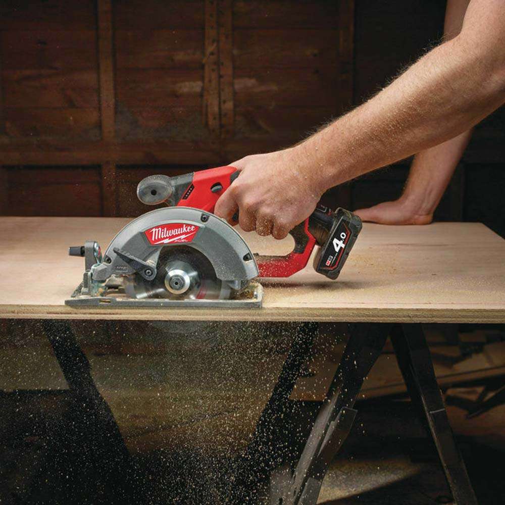 المنشار الدائري اللاسلكي ميلووكي (Milwaukee) قياس (140MM) ببطارية (12V) موديل (M12CCS44-0 Fuel) يباع دون ملحقات 9