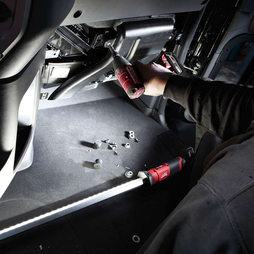 مصباح الإنارة ميلووكي (Milwaukee) للتركيب تحت غطاء محرك السيارة الموفر للطاقة (LED) ببطارية (12V) و شدة إنارة (1350LM) لومن موديل (M12UHL-0) يباع دون ملحقات 3