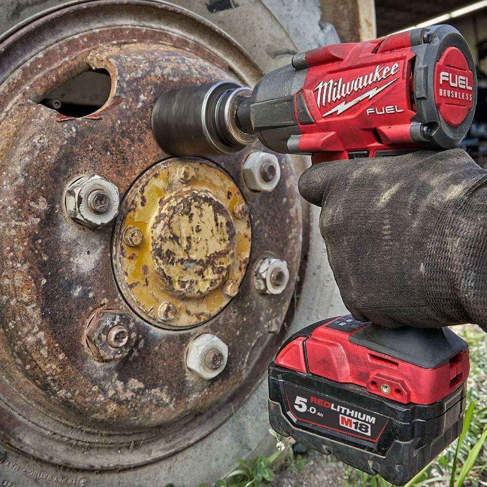 Milwaukee M18FMTIWF12-502X Fuel 1/2" 18V 5Ah X 2 Mid Torque Impact Wrench Kit  5