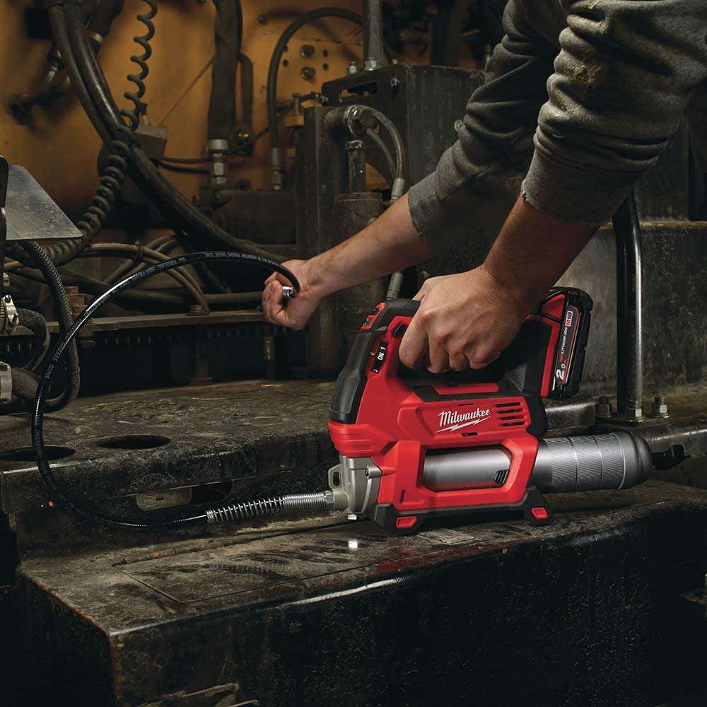 Milwaukee M18GG-502B 18V 5Ah X 2 Li-ion Cordless Grease Gun Kit 6