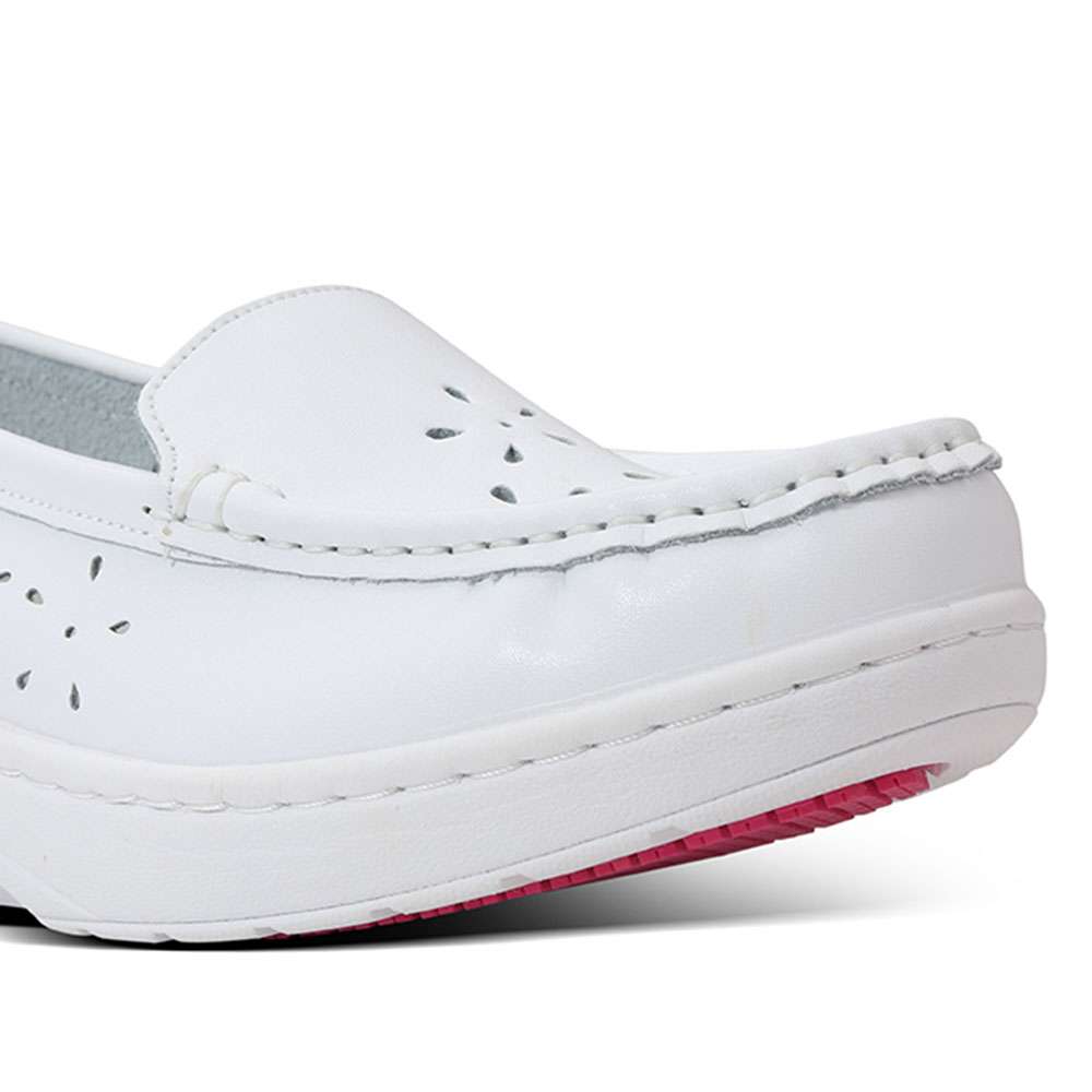 حذاء الممرضات وركلاند (Workland) المضاد للانزلاق باللون الأبيض موديل (AOH)  2