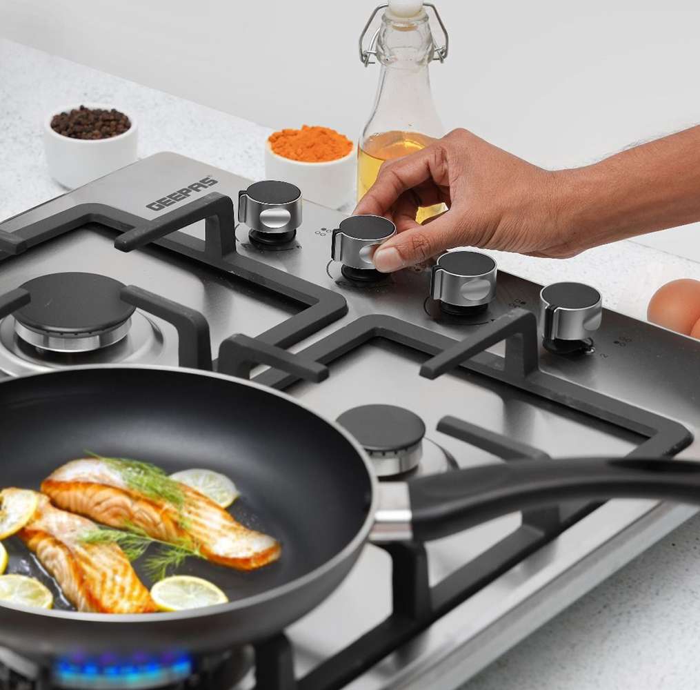 Geepas Stainless Steel Built-In Gas & Electric Hot Plate Hob Automatic Ignition System 3 Burners & 1 Hot Plate with Metal Knob 2