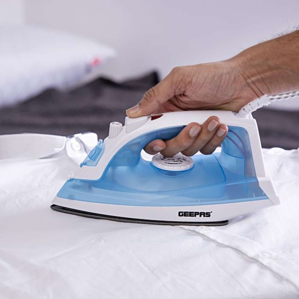 مكواة بخار كهربائية (Geepas) مع قاعدة مقاومة للالتصاق باستطاعة (1600W) 4