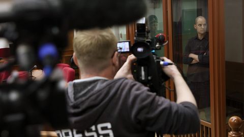 Guerre en Ukraine : Procès d’un journaliste américain et important échange de prisonniers