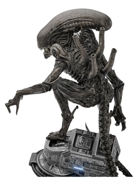 alien xenomorfo atacando alien estatueta