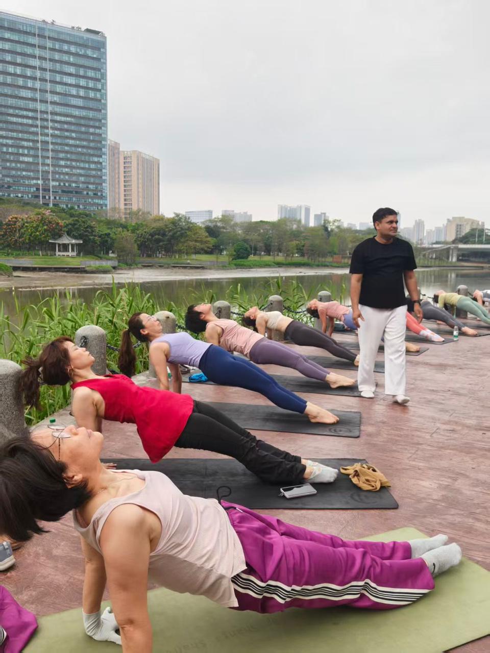 senior-citizen-yoga