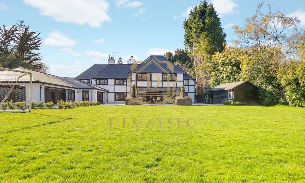 Beeches Cl, Kingswood, Tadworth KT20 6QA, UK