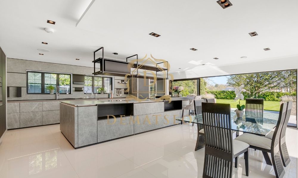 Beeches Cl, Kingswood, Tadworth KT20 6QA, UK