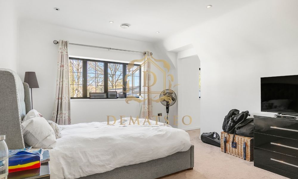 Beeches Cl, Kingswood, Tadworth KT20 6QA, UK
