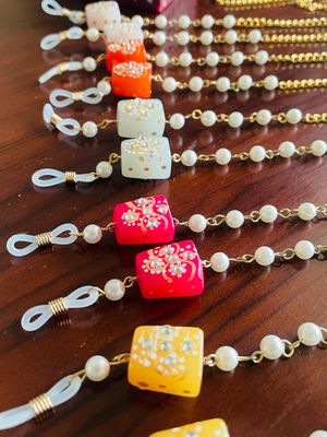 Eyewear chains 