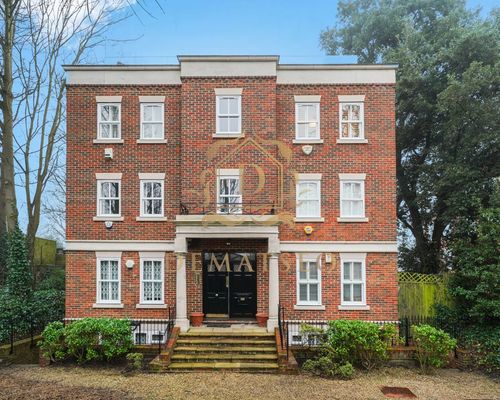 Kempton House, 52 Cholmeley Park, London N6 5AD, UK