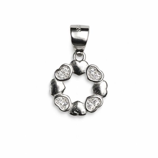 The Heart-Link Wreath Pendant