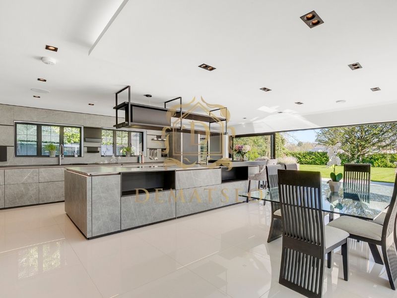 Beeches Cl, Kingswood, Tadworth KT20 6QA, UK