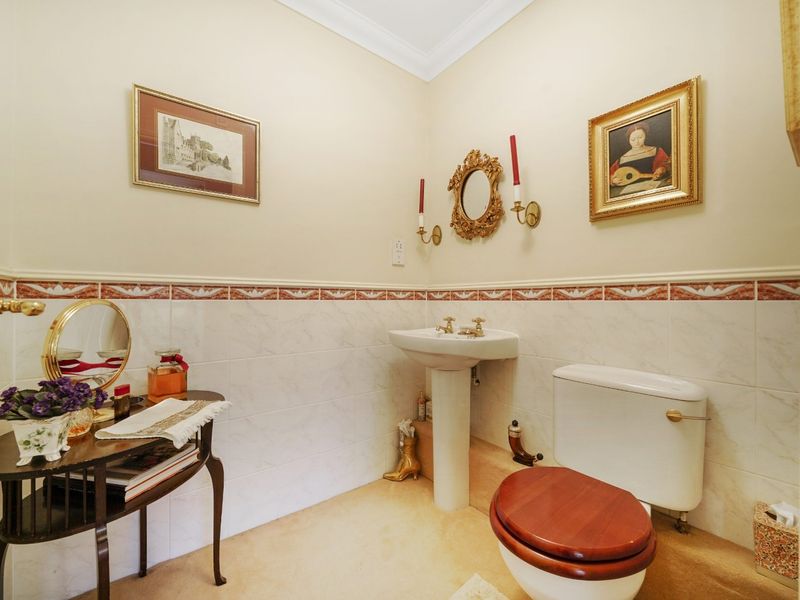 Kempton House, 52 Cholmeley Park, London N6 5AD, UK