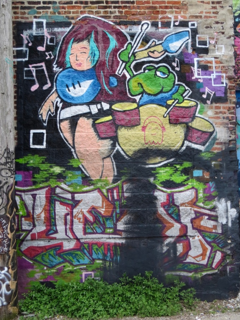 mural in Chicago by artist unknown.