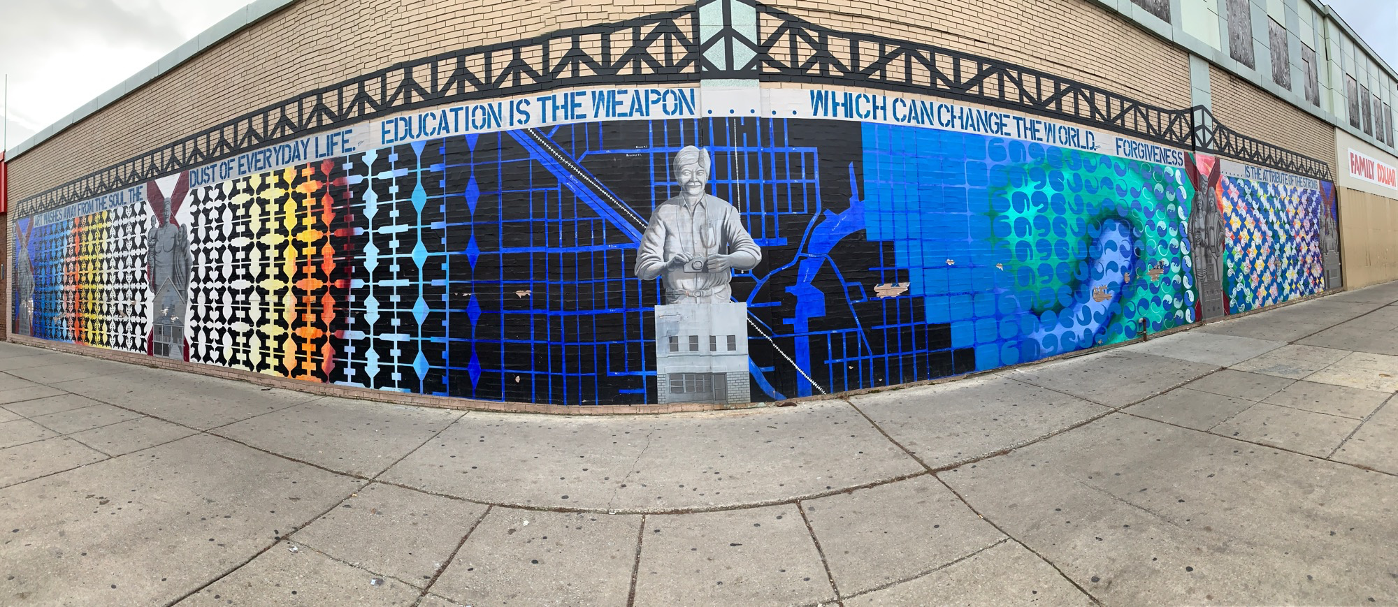 mural in Chicago by artist unknown.