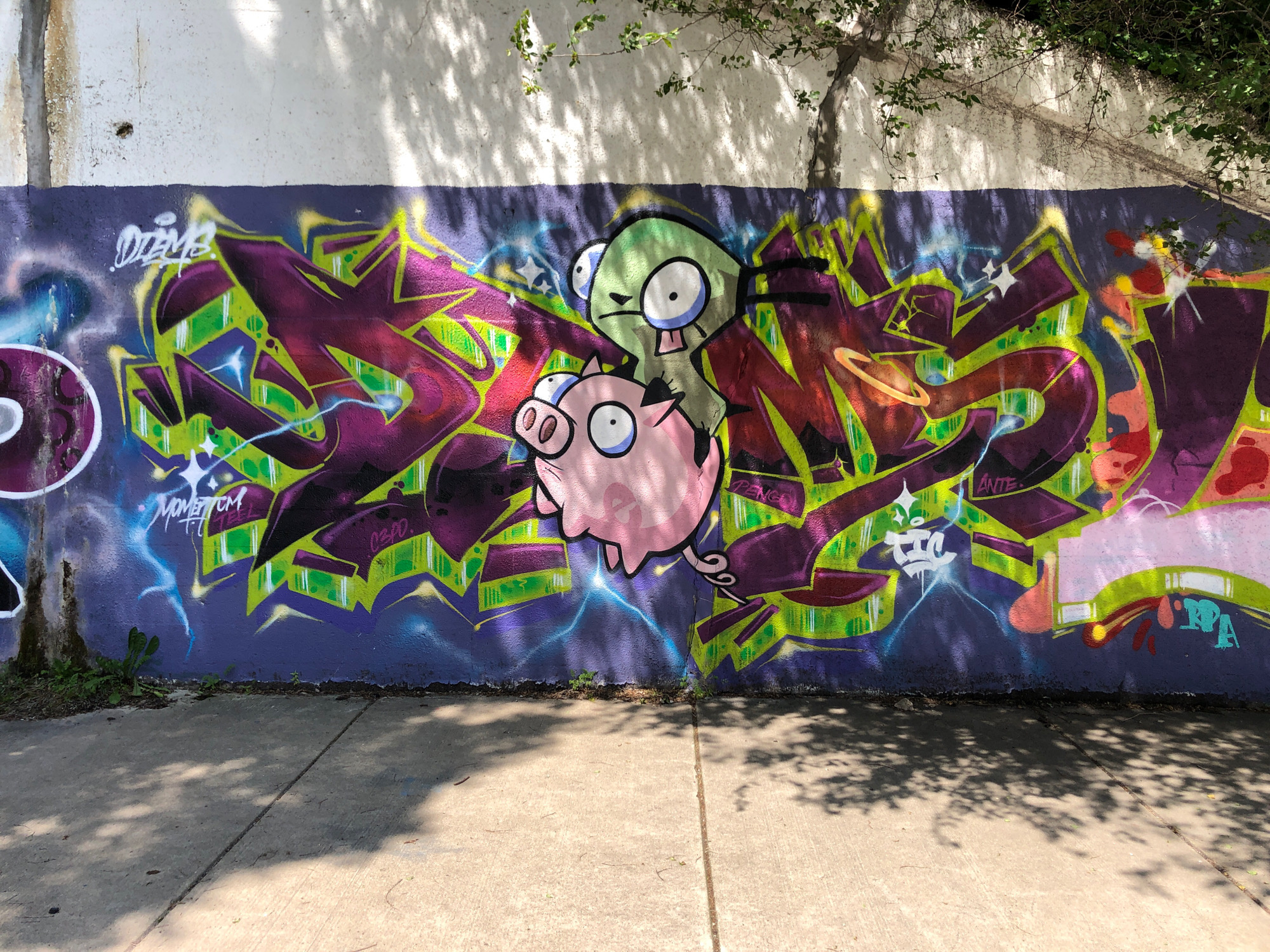 mural in Chicago by artist unknown.