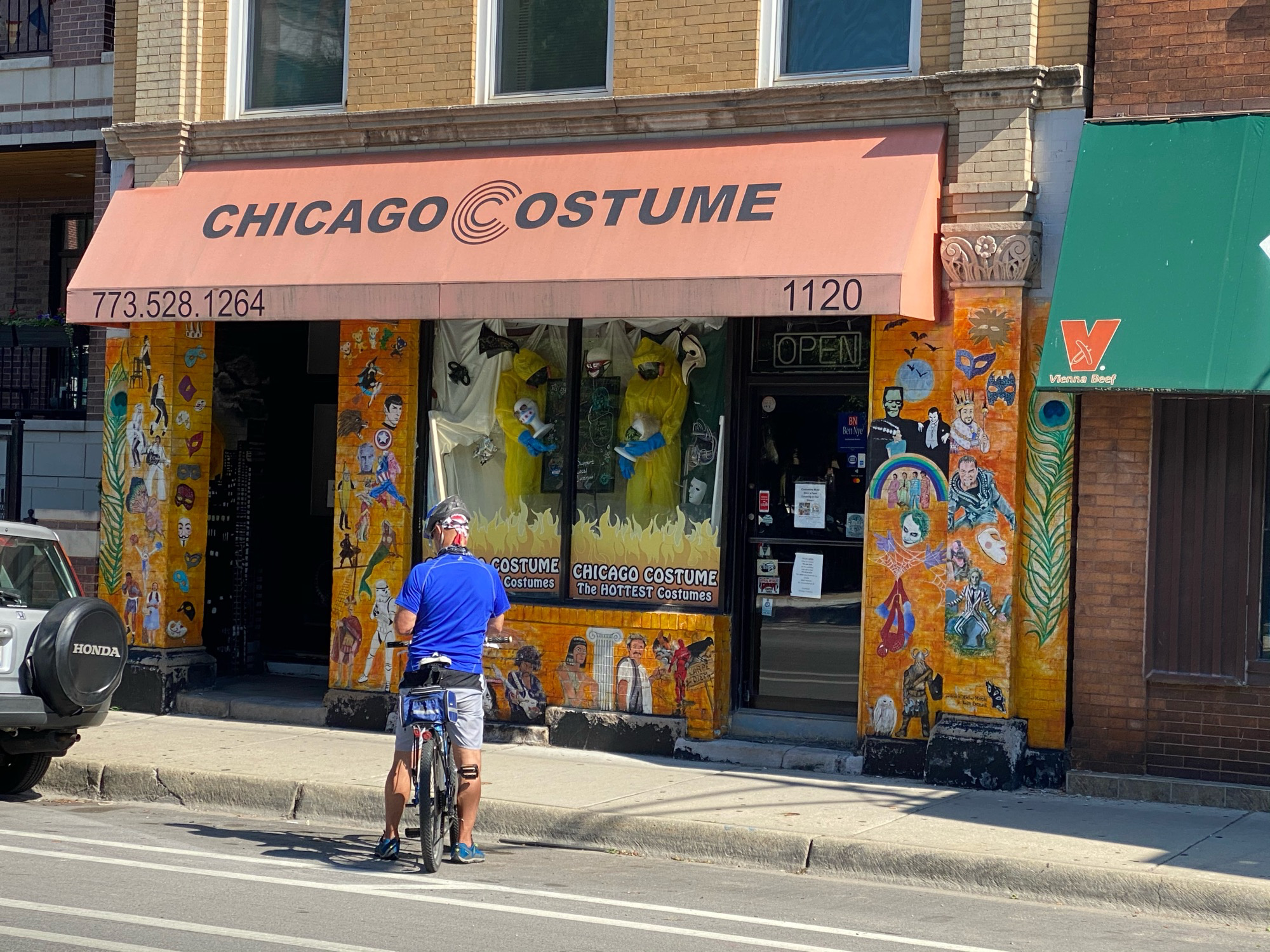 mural in Chicago by artist unknown.